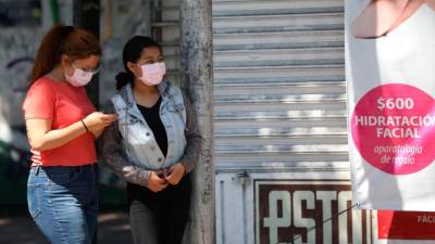 Mujeres usan tapabocas este sábado en Ciudad de México (México). EFE/ Sáshenka Gutiérrez