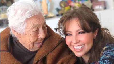 Thalía coon su abuela Eva Mange en una foto de archivo.