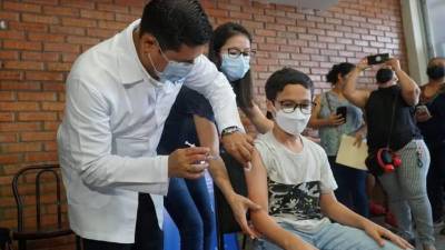 Los padres de familia o encargados de los niños deben presentar la partida de nacimiento.