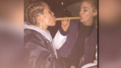 Miley Cyrus da a probar a su rumoreada novia, la modelo Stella Maxwell, una delicia española: los churros.