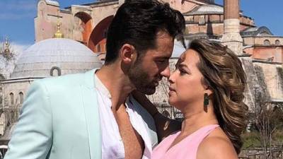 Adamari posó junto a su pareja, Toni Costa. Foto People en español.