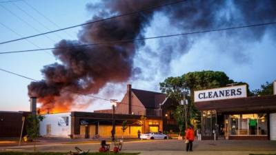 Un recinto policial en Minnesota se incendió en un tercer día de manifestaciones cuando las llamadas Ciudades Gemelas de Minneapolis y St. Paul se lamentaron por el impactante asesinato policial de Floyd. Foto AFP