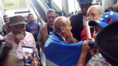 El embajador de Venezuela (pro Nicolás Maduro) salió de Honduras este martes desde Toncontín.
