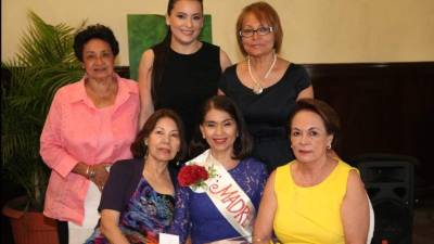 Digna Sandoval, Carolina Handal y Sandra Acevedo con Aura Gatlin, la Madre IWC Rita Handal y Rosario Núñez.