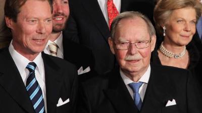 Foto de archivo del gran duque Juan de Luxemburgo (d), acompañado por su hijo el gran duque reinante, Enrique (Henri).