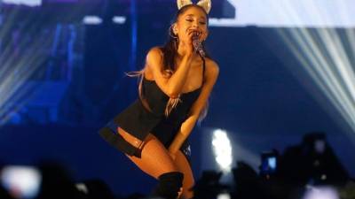 La cantante estadounidense Ariana Grande durante un concierto de su gira Honeymoon. EFE/Archivo