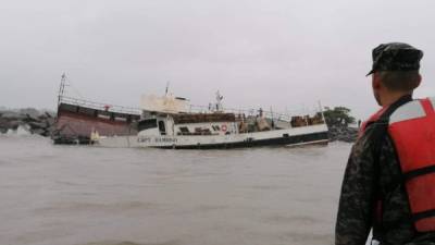 La embarcación encalló cerca del 'Mónica' otro navío afectado por el mal clima.