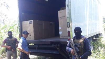 El camión fue encontrado en medio de un potrero en La Ceiba.