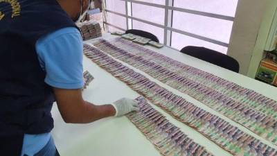 Junto con el dinero fueron encontrados 23 fardos de clorhidrato de cocaína, 20 armas de fuego de corto y largo alcance.