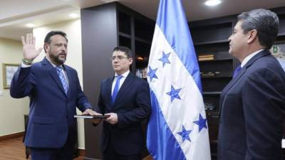 El ingeniero Arnaldo Bueso en la juramentación ante el Presidente de Honduras, Juan Orlando Hernández.