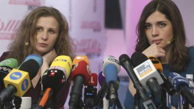 Las activistas del grupo Pussy Riot Maria Alyokhina (izda) y Nadezhda Tolokonnikova (dcha) ofrecen una rueda de prensa en Moscú (Rusia) hoy, viernes 27 de diciembre de 2013.