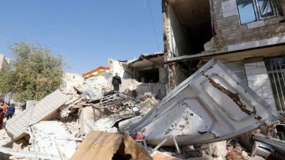 Un hombre iraní rebusca entre los escombros de su casa en la localidad de Sare. EFE/Archivo