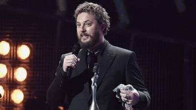 El hijo del cantante Bowie dedicó el premio de su padre 'A todos los raros' refiriéndose a las personas diferentes a quien la estrella siempre apoyó.