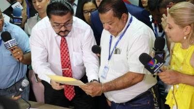 El dirigente de los transportistas Jorge Lanza entregó la propuesta a las autoridades.