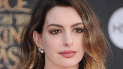 La actriz Anne Hathaway en la premiere de 'Alicia a través del espejo'.