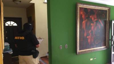 Revisión de elementos de la Atic en uno de los bienes a confiscar.