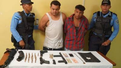A los detenidos les decomisaron armas y municiones.
