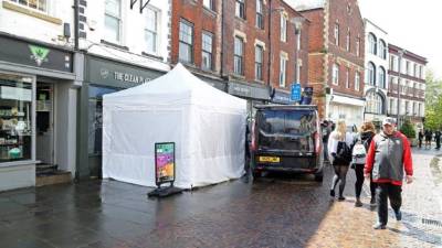 Una carpa se muestra afuera del café The Clean Plate en Gloucester, en el oeste de Inglaterra. Foto AFP