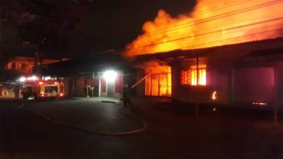 El incendio registrado esta madrugada fue de grandes proporciones.