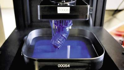 Las impresoras 3-D de la empresa Carbon3D proyectan luz a través de una piscina de resina en un proceso que demora menos que los métodos tradicionales.