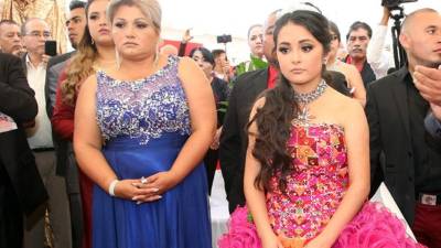 La madre de la quinceañera más famosa de México rompió en llanto al revelar que se encuentran llenos de deudas tras ofrecer una fiesta para más de 30 mil personas.