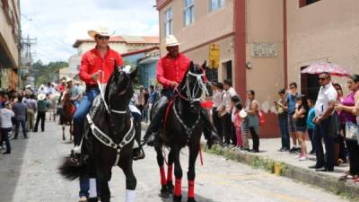 En la feria en honor a Santa Rosa de Lima se organizó un desfile hípico y de carrozas comerciales.
