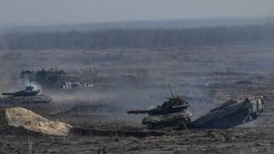 Las tropas ucranianas participan en un simulacro militar en las afueras de la ciudad de Rivne.