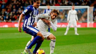El centrocampista francés del Real Madrid, Luka Modric (d), pelea el balón con el centrocampista del Deportivo Alavés, Tomás Pina (i), durante el partido correspondiente a la jornada 22 de Liga.