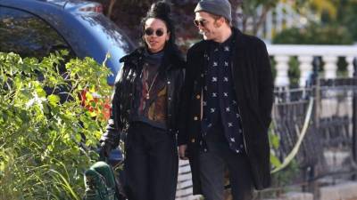 Robert Pattinson y su nuevo novia Twigs.