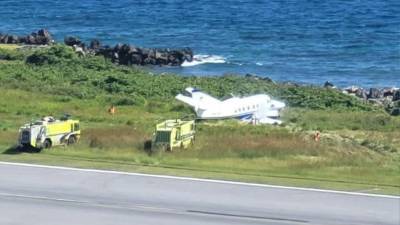 Socorristas llegaron al lugar para atender a los ocupantes de la avioneta.