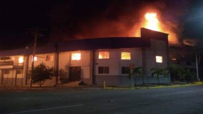 Los bomberos controlaron el fuego en horas de la mañana de este lunes.