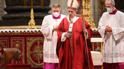 El papa Francisco se va después de celebrar la misa de Pentecostés en la Basílica de San Pedro en el Vaticano. Foto AFP