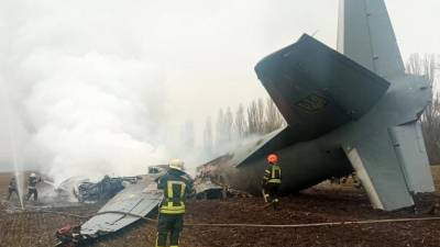Un avión militar ucraniano con 14 personas a bordo se estrelló al sur de Kiev, dijo el servicio de emergencias.