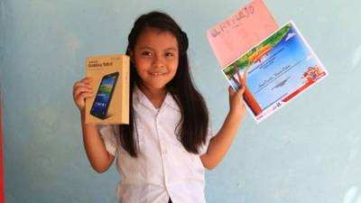 La pequeña Anna Cecilia Motiño ganó el primer lugar con el cuento “El reflejo en el agua”.