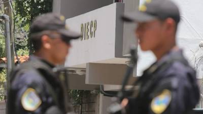 Las oficinas de la DIECP amanecieron militarizadas ayer para evitar la extracción de documentos.