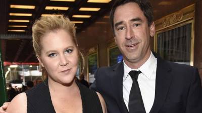 Amy Schumer y su esposo, Chris Fischer.