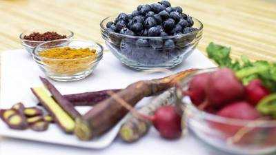 Algunos de los componentes naturales que General Mills usa para el nuevo cereal Trix.