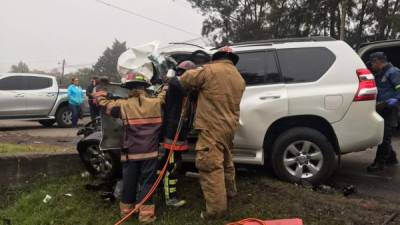 La camioneta quedó destruído tras el impacto.