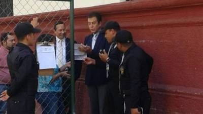 Salvador Nasralla tuvo que llamar al diputado Virgilio Padilla, de su misma filiación política, para poder ingresar.