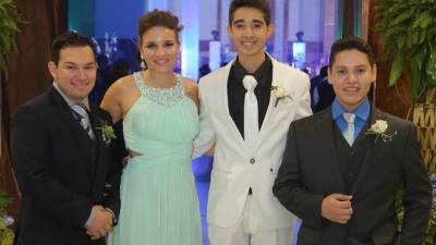 Así de felices posaron José Antonio Reconco, Serena Obkricher, Óscar Solís y Kevin Muñoz.