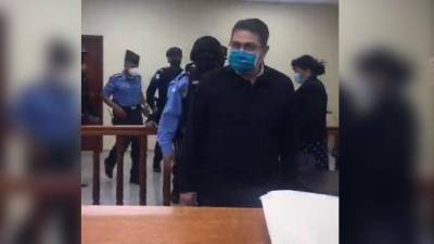 Juan Orlando Hernández entrando a una de las salas de la Corte Suprema de Justicia para comparecer en su primera audiencia.