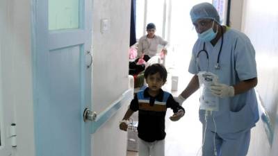 Un médico trata a un niño que está siendo tratado de cólera en Saná, Yemen. EFE/Archivo