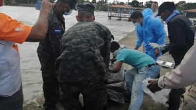 Personal armado y de rescate atendiendo los hallazgos en las aguas de La Mosquitia.