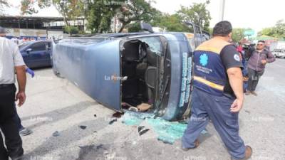 Uno de los rapiditos impactó contra un pick-up y se volcó en la avenida Juan Pablo II.