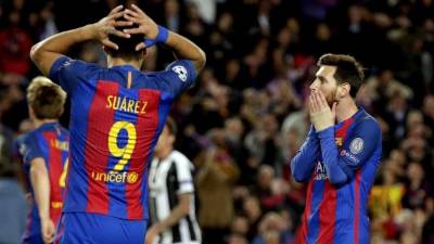 GRA439. BARCELONA, 19/04/2017.- Los delanteros del FC Barcelona Leo Messi (d) y Luis Suárez (i) se lamentan de una ocasión perdida durante el partido de vuelta de cuartos de final de la Liga de Campeones que juegan contra la Juventus hoy en el Camp Nou, en Barcelona. EFE/Alberto Estévez