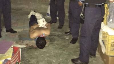 El joven estaba atado de pies y manos; tenía amordazada la boca para que no se escucharan sus gritos de auxilio.