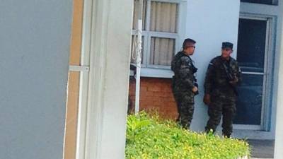 Militares custodian el almacén de medicamentos en la regional de Salud.