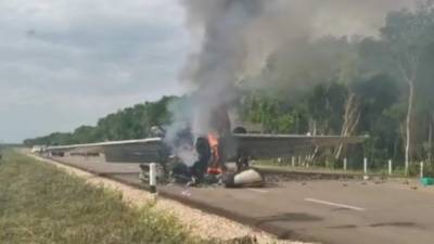 Una avioneta que era presuntamente utilizada para el trasiego de drogas y que procedía de Sudamérica se desplomó e incendió en Quintana Roo.