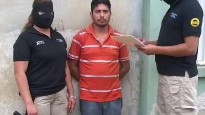 Uno de los implicados en la banda de los Pacheco al momento de ser detenido por la Atic en la operación Navajo, efectuada ayer en la colonia Sinaí en San Pedro Sula.