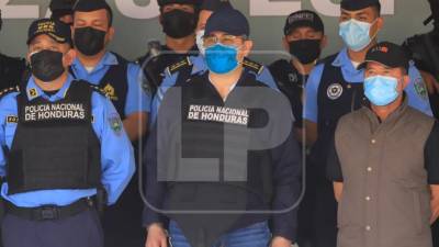 Momento en que Juan Orlando Hernández fue presentado por la Secretaría de Seguridad minutos después de su captura.